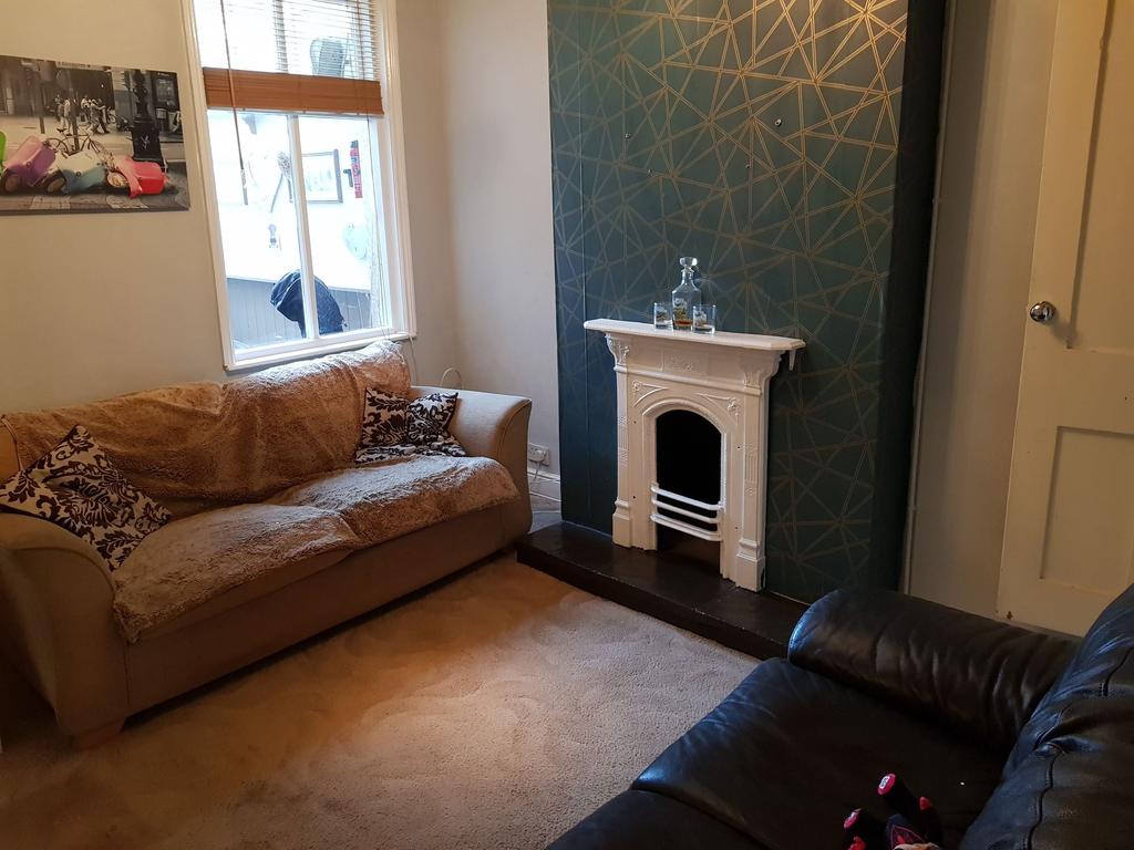 Glen Road, Oadby, Leicester... 2 bed terraced house £195,000