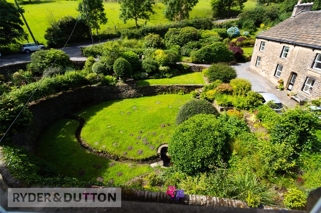 Chew Wood, Chisworth, Glossop, Derbyshire, SK13 2 bed semidetached