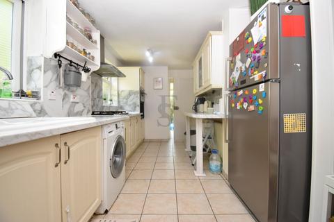 3 bedroom semi-detached house to rent, Parkland Drive, Oadby, Leicestershire