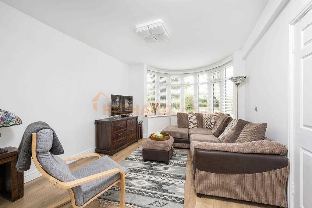 Elmgate Gardens, Edgware 5 bed semidetached house £3,000 pcm (£692 pw)