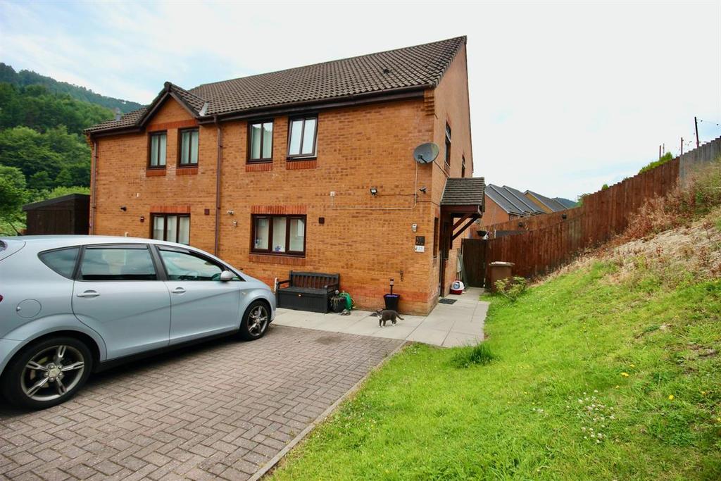 Cwrt Y Babell, Cwmfelinfach, Ynysddu, Newport 3 bed semidetached house