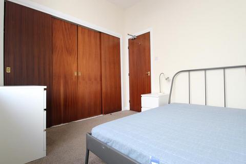 3 bedroom flat to rent, Carmelite Street, First Floor, AB11
