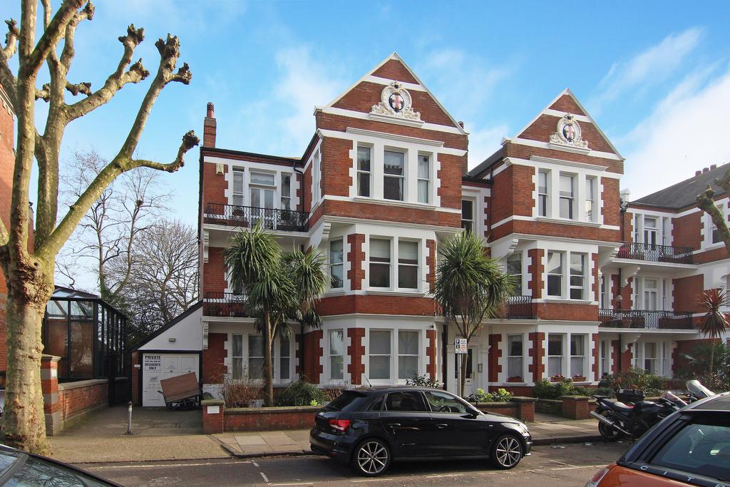 Riverview Gardens, Barnes, SW13 3 bed flat £3,500 pcm (£808 pw)