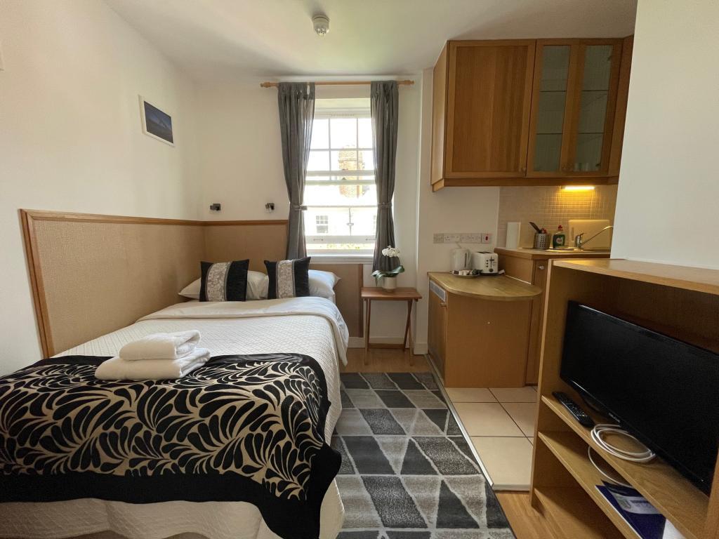 Fulham Palace Road, Hammersmith... Studio £1,408 pcm (£325 pw)