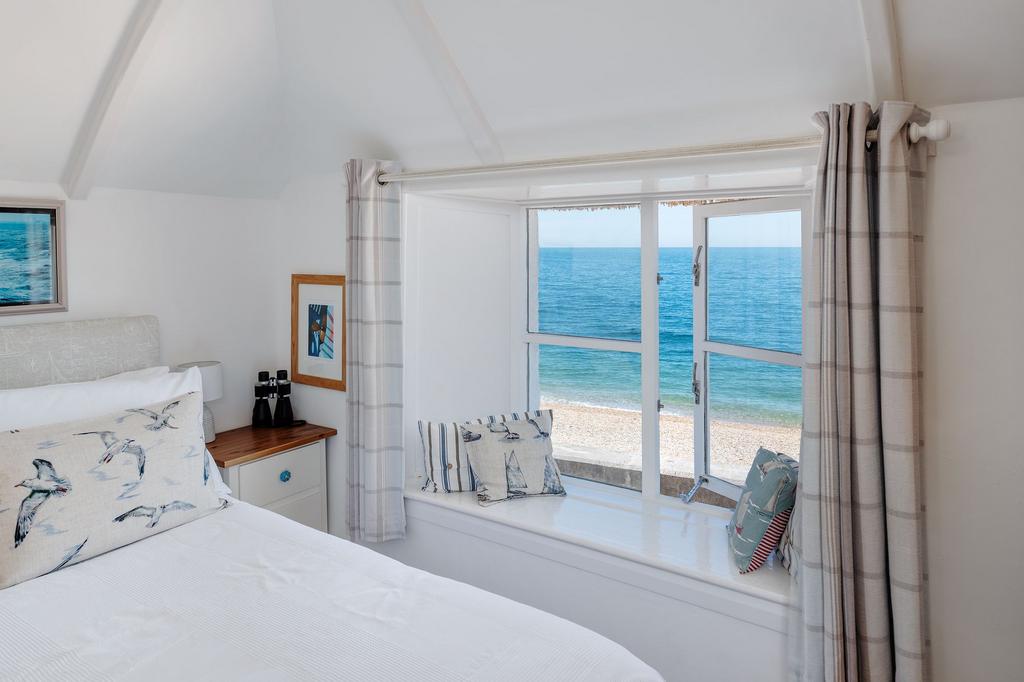 Sea Breeze  Bedroom Torcross