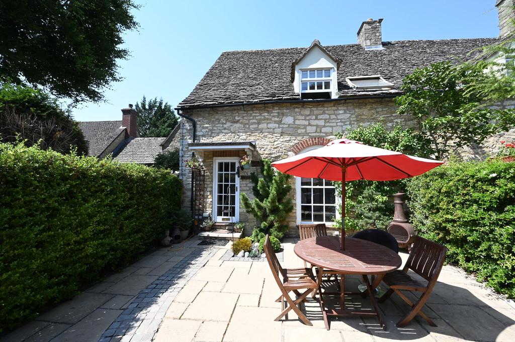 Woodgreen, Witney 2 bed cottage £395,000