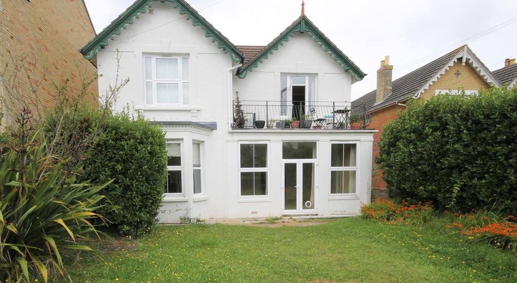 Gate Lane, Freshwater Bay 2 bed ground floor flat £895 pcm (£207 pw)