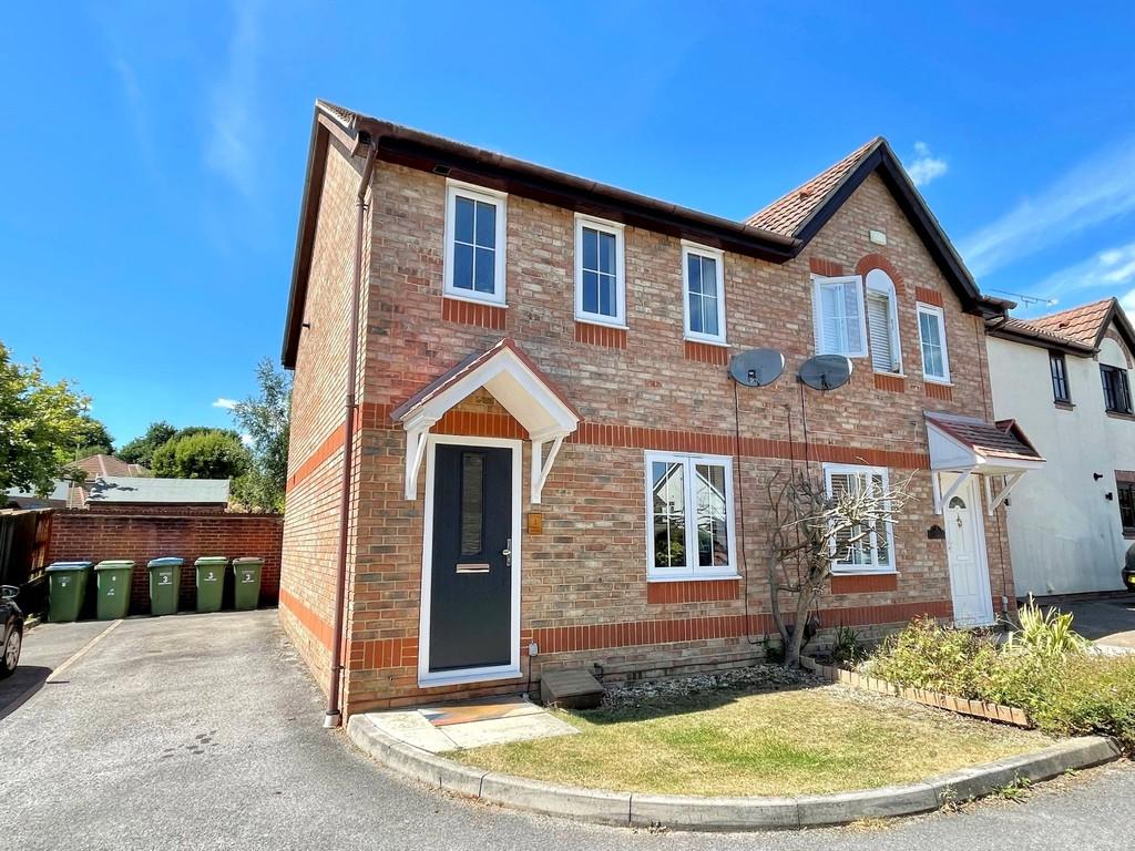 Pinto Close, Whiteley 2 bed end of terrace house £300,000