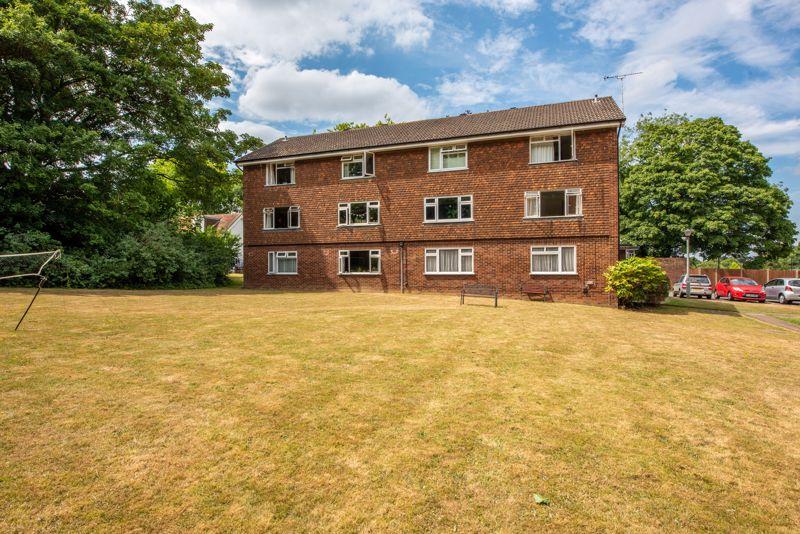 Bookham 2 bed apartment for sale £299,950