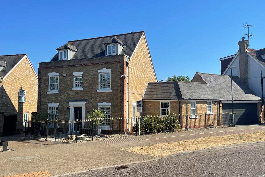 Eglinton Drive, Chancellor Park, Chelmsford, CM2 5 bed detached house