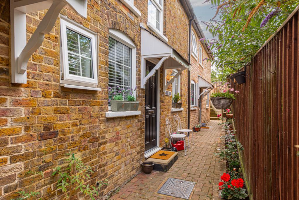 LEATHERHEAD 2 bed terraced house £1,650 pcm (£381 pw)
