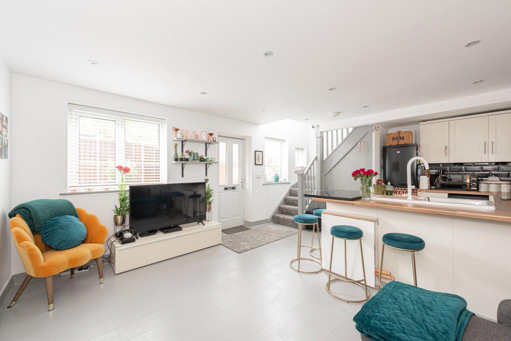 LEATHERHEAD 2 bed terraced house £1,650 pcm (£381 pw)
