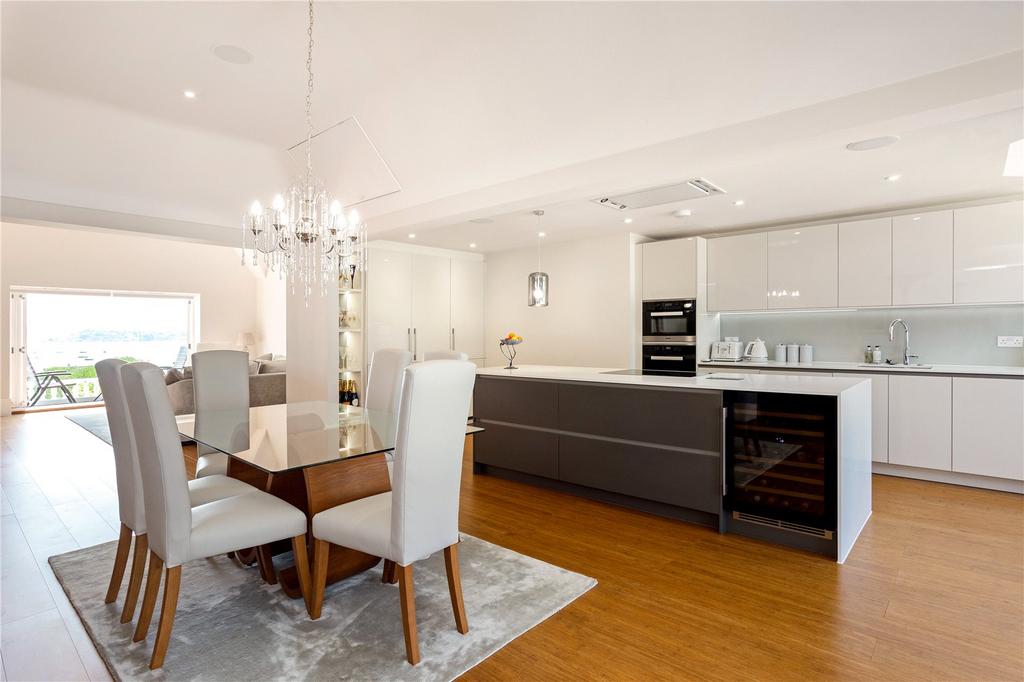 Kitchen/Dining Area