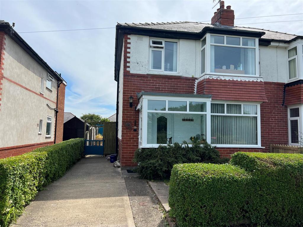 Scholes Park Drive, Scarborough 3 bed semidetached house £230,000