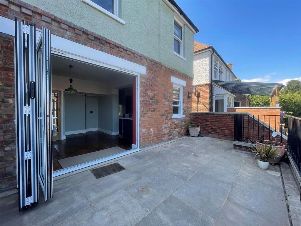 Wear Bay Crescent, Folkestone 5 bed house £2,500 pcm (£577 pw)
