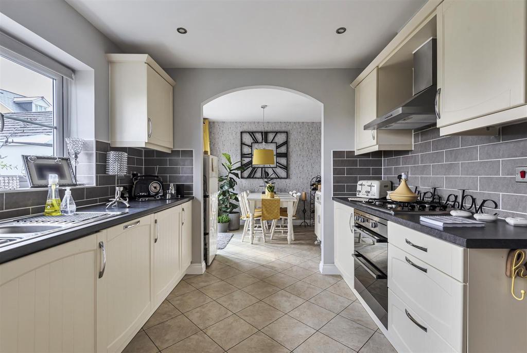 Donn Gardens, Bideford 4 bed detached house £420,000