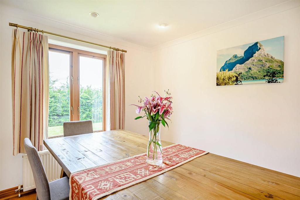8513284-interior40.jpg