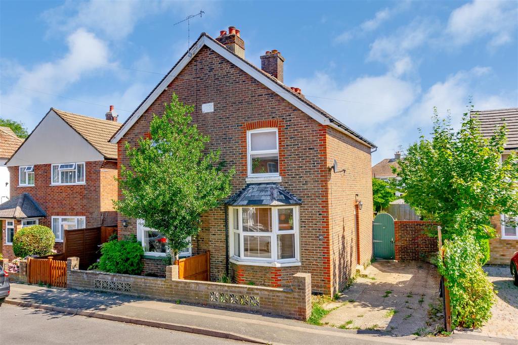 Charlesfield Road, Horley 3 bed semidetached house £415,000