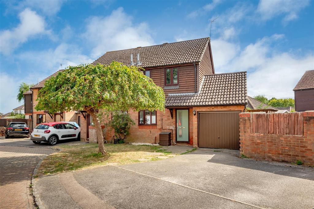 Parsons Close, Horley 2 bed semidetached house £365,000