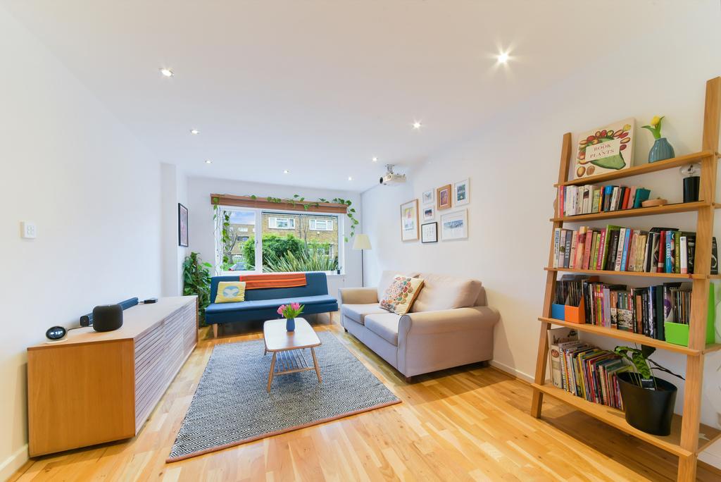 Garrick Close, SW18 3 bed house £2,750 pcm (£635 pw)
