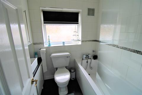 7 Melksham Drive, Romford, RM3 8QU