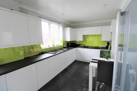 7 Melksham Drive, Romford, RM3 8QU