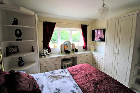 7 Melksham Drive, Romford, RM3 8QU