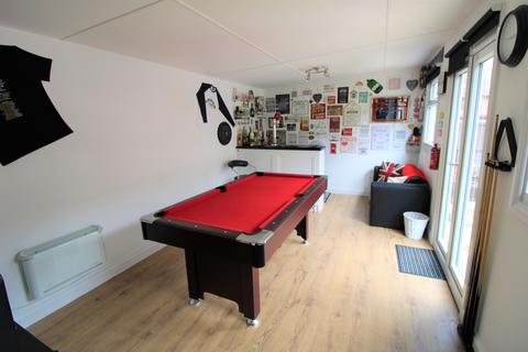 7 Melksham Drive, Romford, RM3 8QU