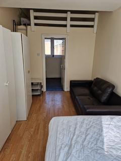 Studio to rent, Leeds House Gardens, - George Street, Luton