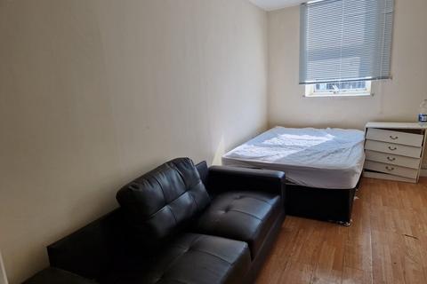 Studio to rent, Leeds House Gardens, - George Street, Luton