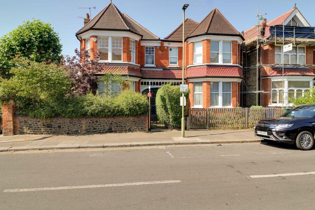 Princes Avenue, London N3 2DA 1 bed flat £1,400 pcm (£323 pw)