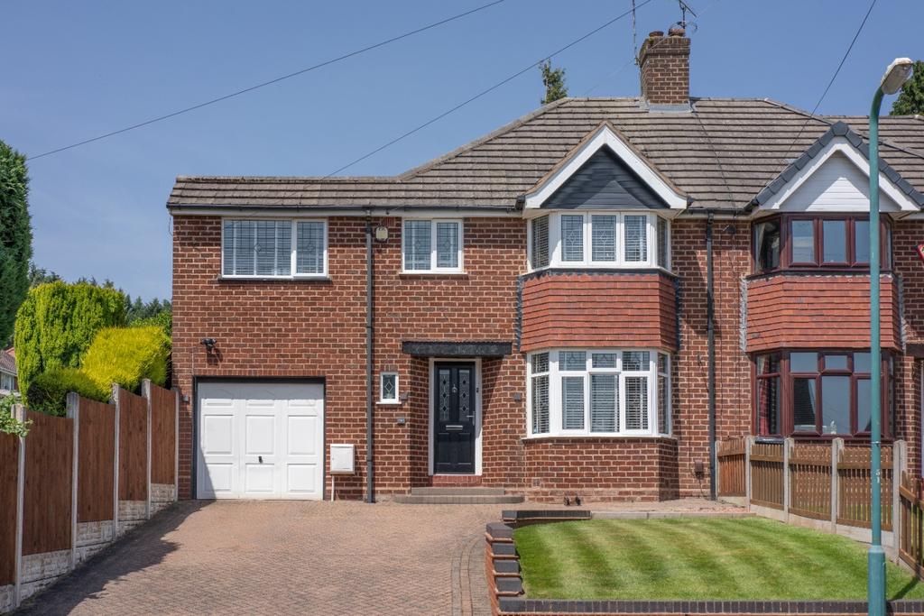 Oakfield Drive, Cofton Hackett, B45 8AH 4 bed semidetached house £