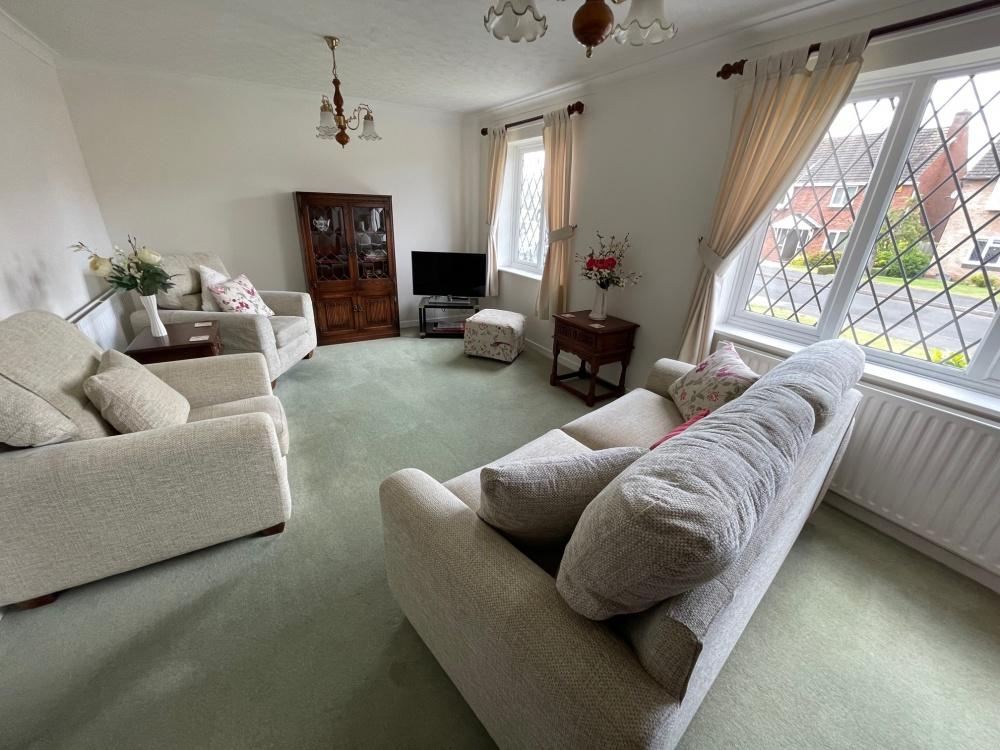 Charlecot Rd Droitwich WR9 7RP 3 bed detached house £1,300 pcm (£300 pw)