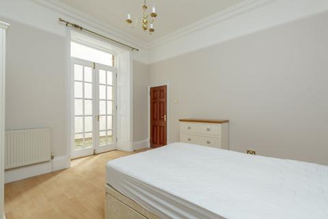 11/3 Strathearn Road, Edinburgh, EH9 2AE