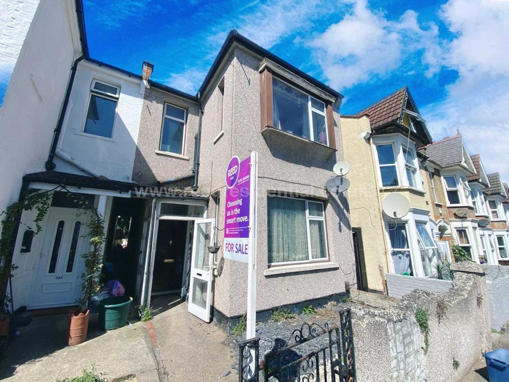 Brightwell Avenue, Westcliff On Sea 3 bed semidetached house for sale