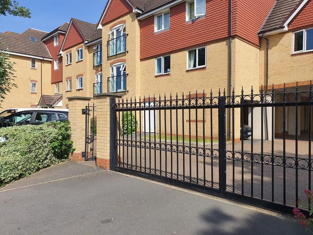 Charlcot Mews, Bower Way, Slough... 2 bed flat £235,000