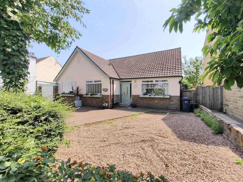 Wakefield Road, Lightcliffe HX3 4 bed detached house £475,000