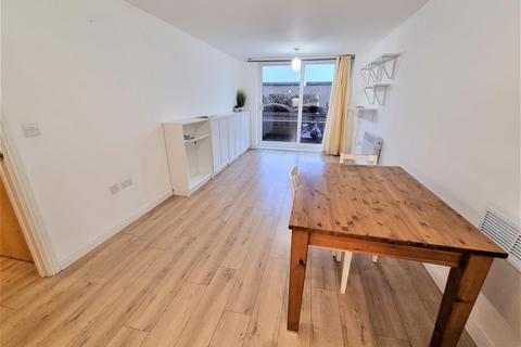 2 bedroom apartment to rent, Camelia House, Feltham