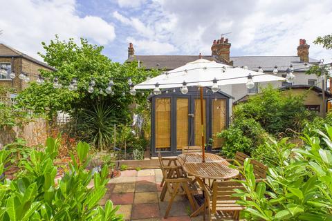 16d Fraser Road, London, E17 9DD