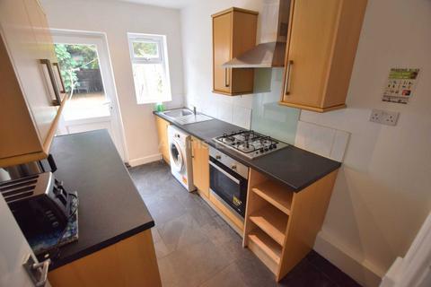 4 bedroom terraced house to rent, Basingstoke Road, Reading