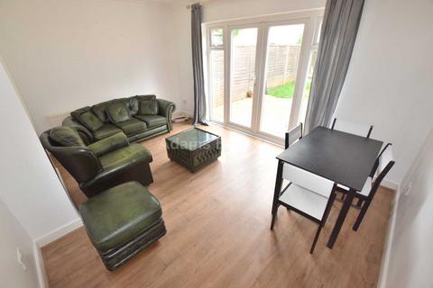 4 bedroom terraced house to rent, Basingstoke Road, Reading