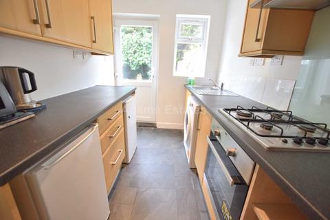 4 bedroom terraced house to rent, Basingstoke Road, Reading