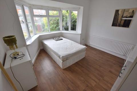 4 bedroom terraced house to rent, Basingstoke Road, Reading