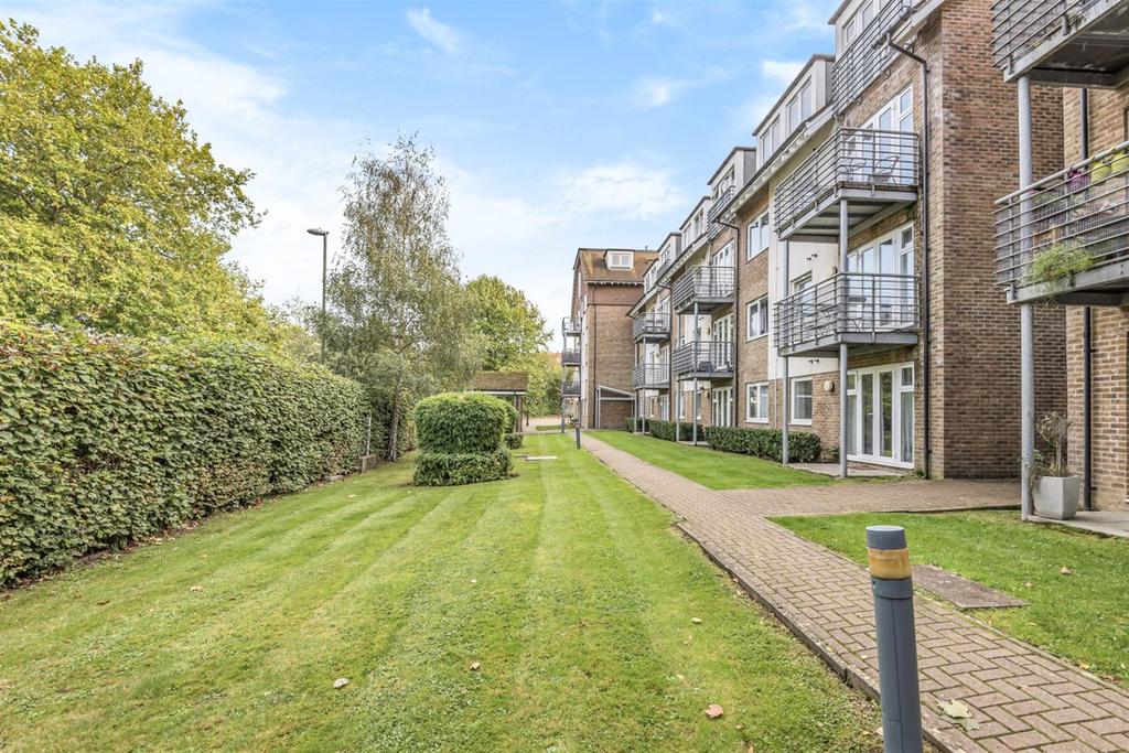 Harlands House, Harlands Road, Haywards Heath, RH16 1LA 2 bed flat £