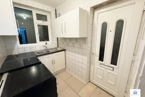 3 bedroom semi-detached house to rent, Averil Road, Leicester LE5