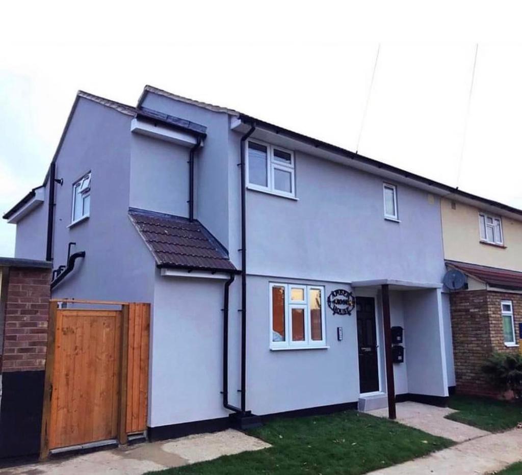 Frizlands Lane, Dagenham, RM10 7YH 1 bed apartment £1,200 pcm (£277 pw)