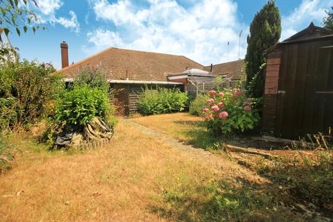 2 bedroom bungalow for sale - Elizabeth Drive, Wickford, Essex, SS12