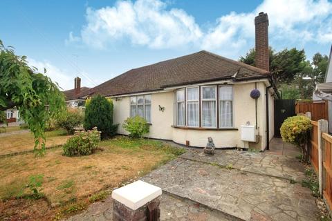 2 bedroom bungalow for sale - Elizabeth Drive, Wickford, Essex, SS12