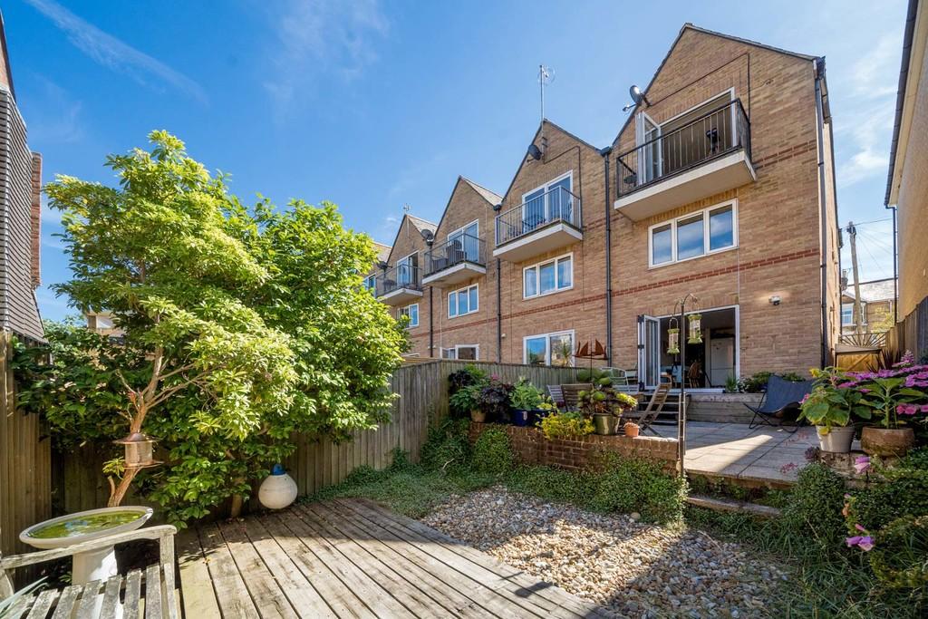 Cowes, Isle Of Wight 3 bed end of terrace house £400,000