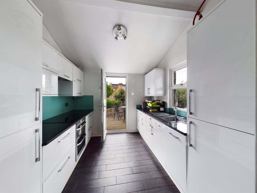 Burnhill Rd, Beckenham BR3 1 bed flat £1,100 pcm (£254 pw)